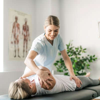 Physiotherapie auf der Liege