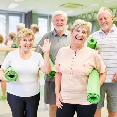 Gruppe trainiert gemeinsam im Fitnessstudio