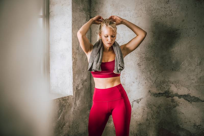 Fitness_Frau_Workoutvorbereitung-3