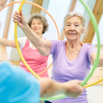 Gruppe trainiert gemeinsam im Fitnessstudio